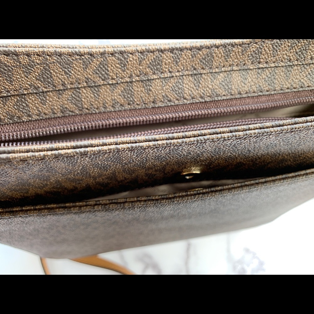 Gaby’sBags👜💕- NWT Michael Kors Large Messenger - Picture 7 of 8
